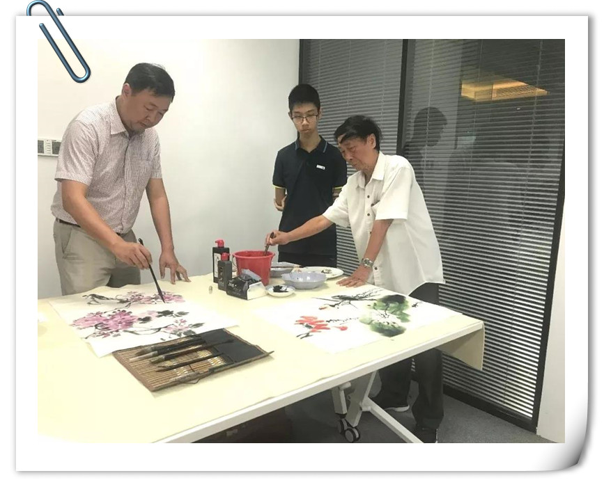 進(jìn)貿(mào)通周末|著名國(guó)畫大師蒞臨進(jìn)貿(mào)通贈(zèng)《映日荷花》《紫氣東來(lái)》